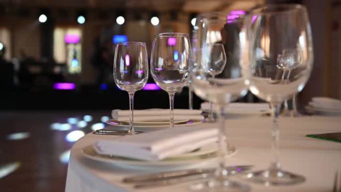 豪华餐厅。豪华内饰，白色桌子，为客人提供餐具和眼镜