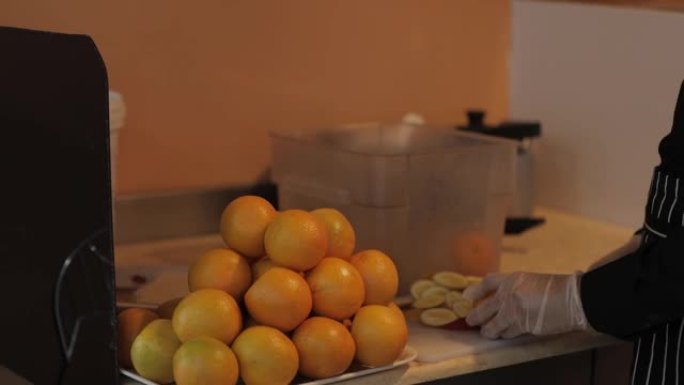 果汁机在果汁店安排橙子