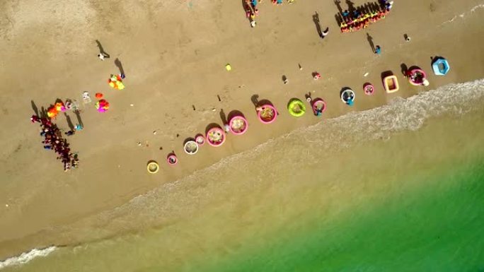 海浪冲刷海滩，孩子们聚集在一起