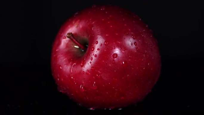 雨中新鲜的红苹果。