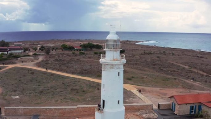 塞浦路斯帕福斯地中海沿岸的老灯塔，无人机的鸟瞰图。帕福斯海岸线的著名地点