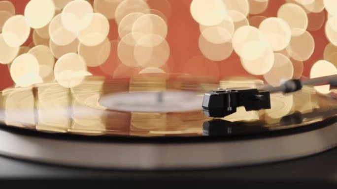 旋转黑色转盘乙烯基唱片红色背景bokeh圣诞灯晚会。平板上的触控针特写。DJ的声音技术。70年代、8