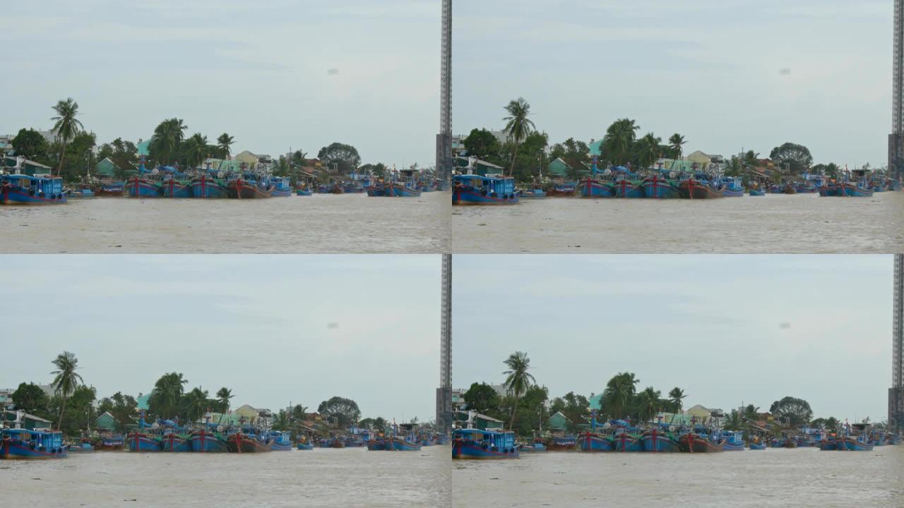 台风过后，沿海建筑物的渔船受到破坏