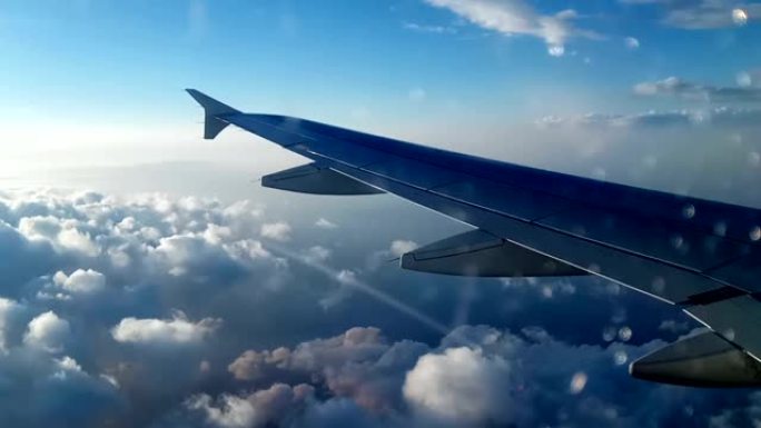 云层上的飞机机翼机翼大气层坐飞机