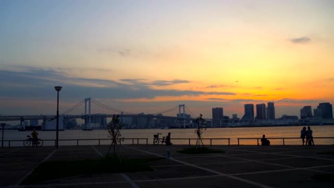 日落时公园的东京湾景色。