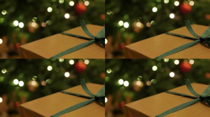 浅底带绿丝带的礼物和带仙女灯的圣诞树4K
