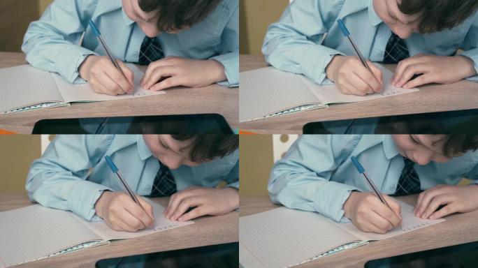 Ext CU，跟踪: 小学生做作业，在笔记本上写一支笔，桌子上是平板电脑。