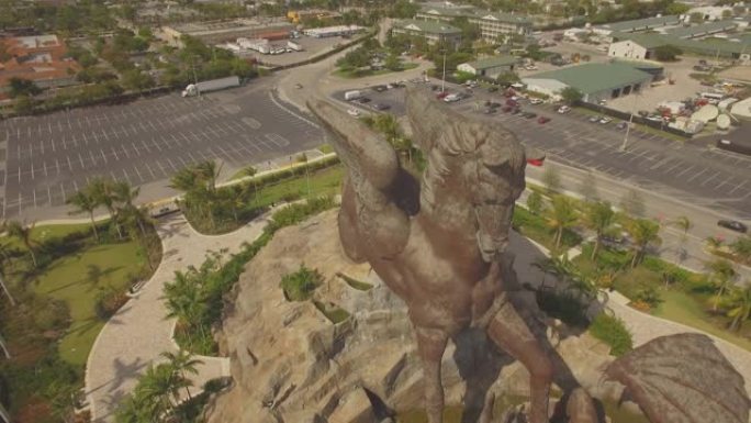 空中。飞马座和龙。巨大的青铜雕塑。佛罗里达州哈兰代尔。4k
