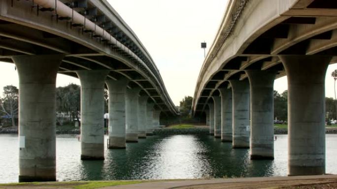平移在穿过海湾的两座桥梁下拍摄