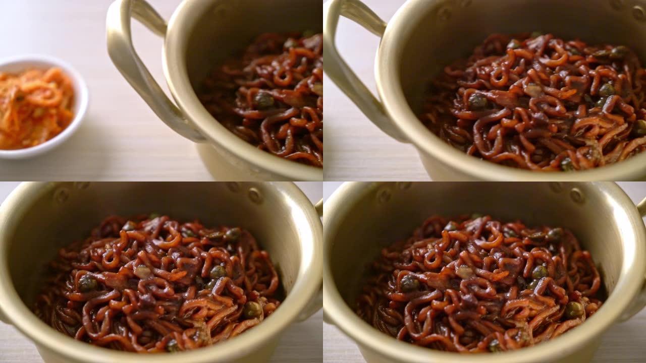韩国黑色意大利面或速食面配烤茶绒豆酱 (chapagetti) -韩国美食风格