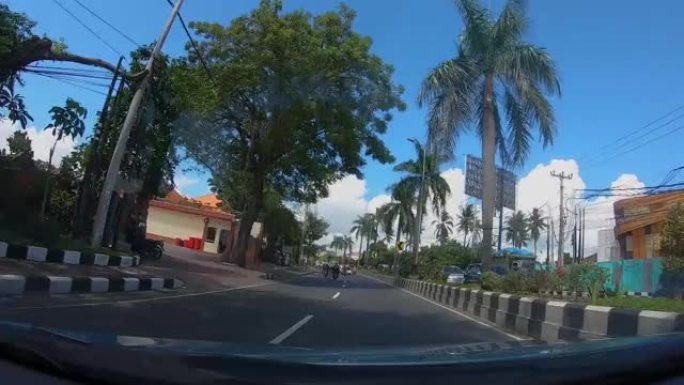 道路上的交通巴厘岛时间圈。去巴厘岛旅行，从车窗看，时间圈数
