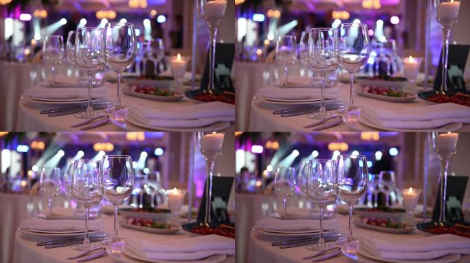 桌上的空酒杯，白色桌布为客人服务