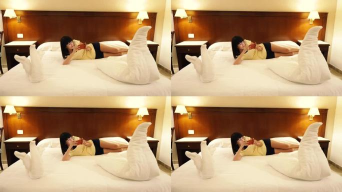 旅馆。女孩把旅馆里毛巾上做的天鹅拿掉了。埃及。