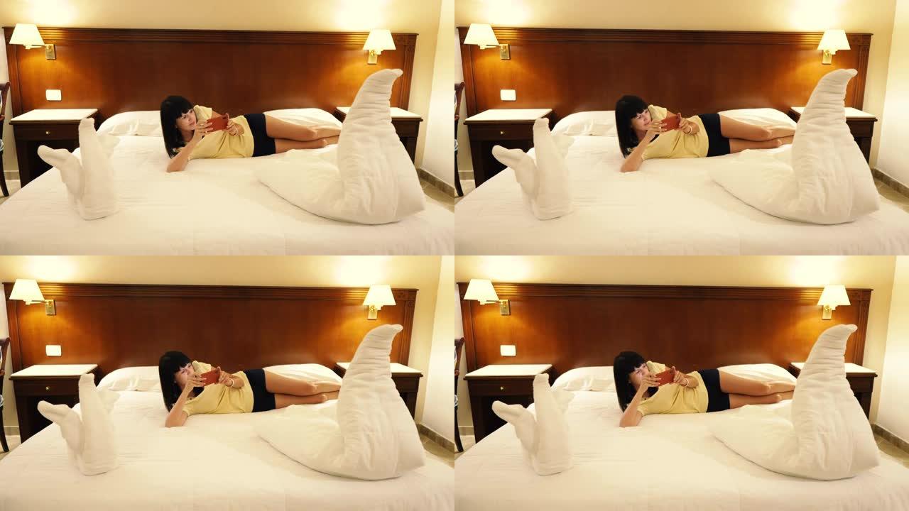 旅馆。女孩把旅馆里毛巾上做的天鹅拿掉了。埃及。