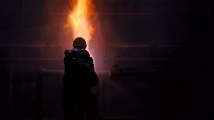 4k消防员扑灭了炼油厂的大火