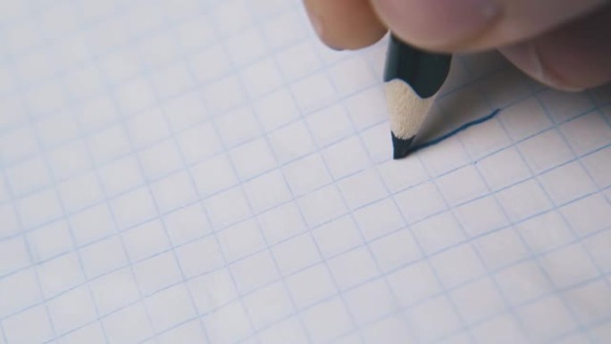 人在方格纸上用蓝色铅笔画线