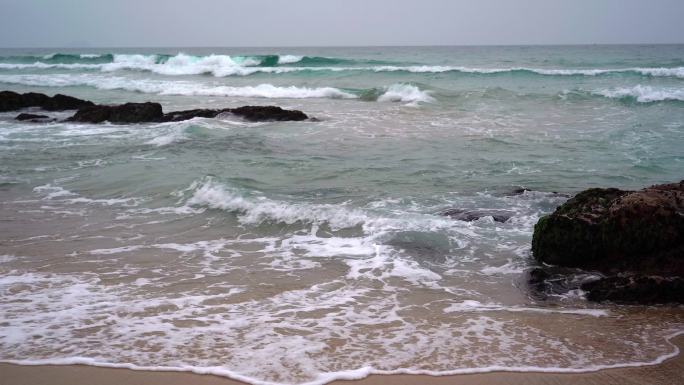 海南陵水富力湾海景礁石沙滩海浪浪花