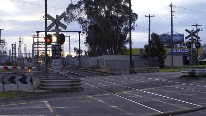 当通勤地铁列车通过澳大利亚的铁路平交道口时，闸门关闭的铁路道口