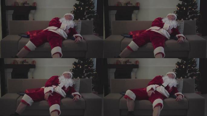 醉酒的老人，假白胡子，穿着圣诞老人的服装，睡在家里的沙发上，双腿散开，摆出不雅的姿势。坏圣诞老人。酗