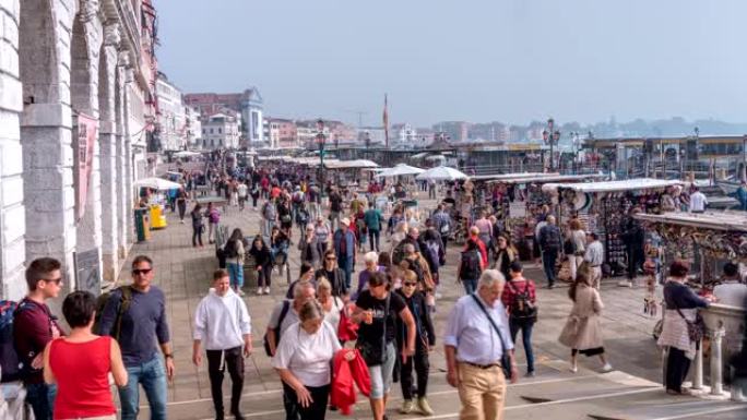 游客人群在意大利威尼斯圣马克广场港口的街头市场购物