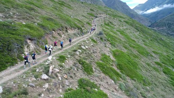 人们奔跑的狭窄山路。高加索的山脉。俄罗斯