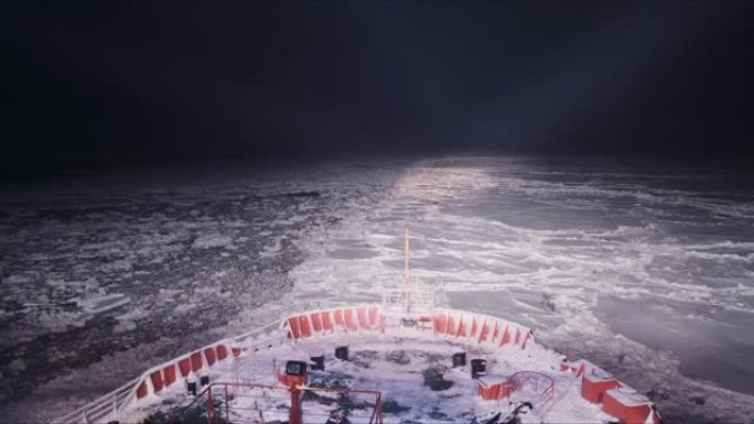 破冰船在夜间破冰的时光倒流