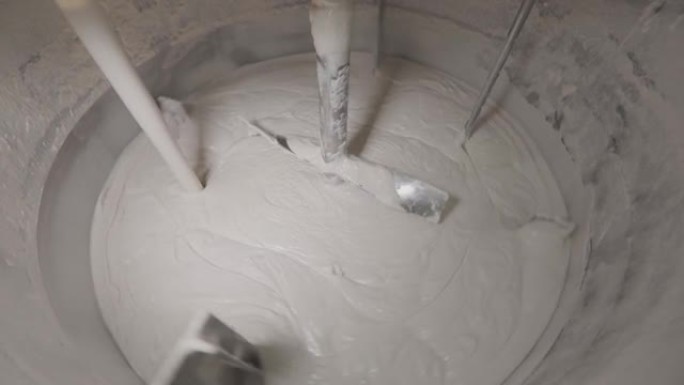 在工厂里搅拌奶油。奶油制备过程。化妆品霜的制备。