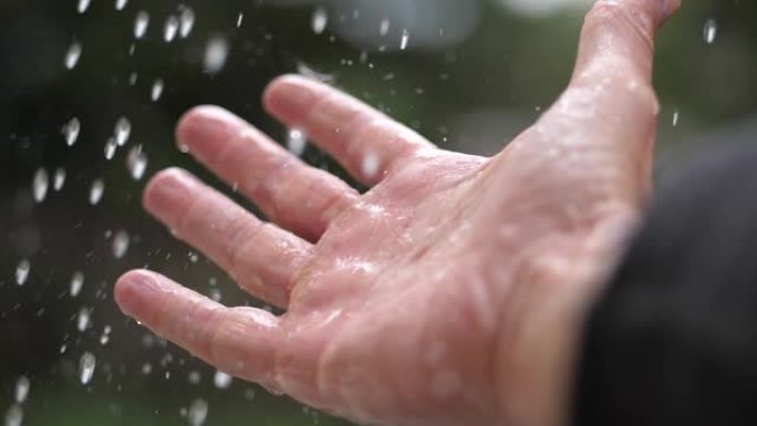 雨水落在男人的手上