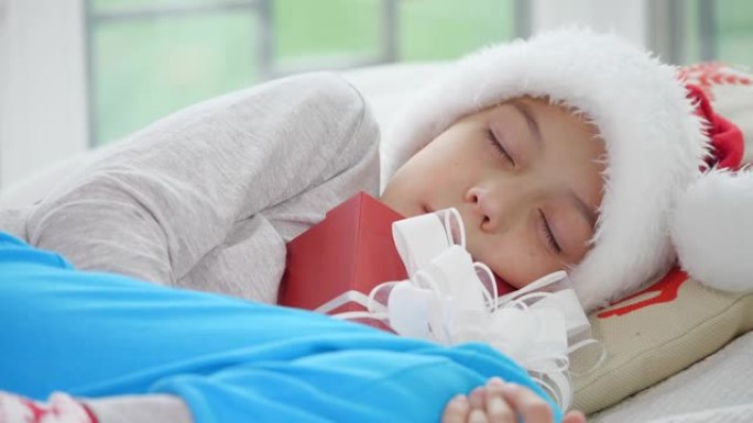 可爱的视频，小男孩戴着圣诞礼物睡觉。