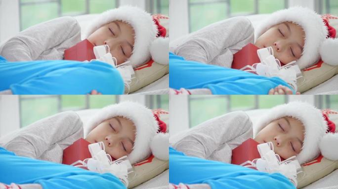 可爱的视频，小男孩戴着圣诞礼物睡觉。