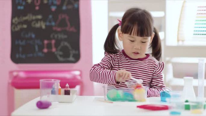 年轻女孩玩彩虹冰科学实验