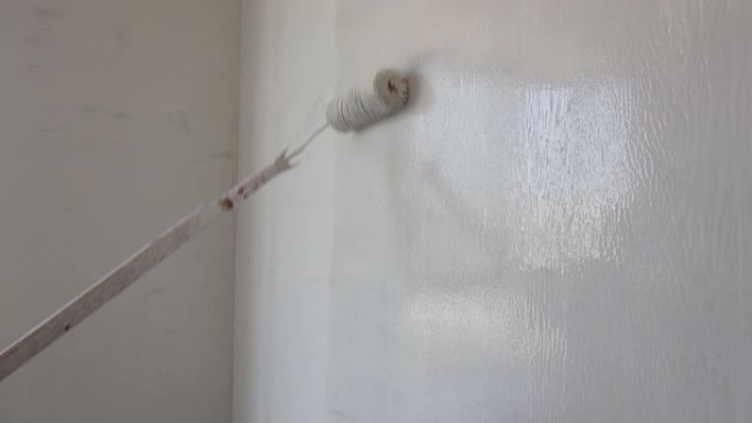 带滚筒的墙壁上的白色乳胶漆