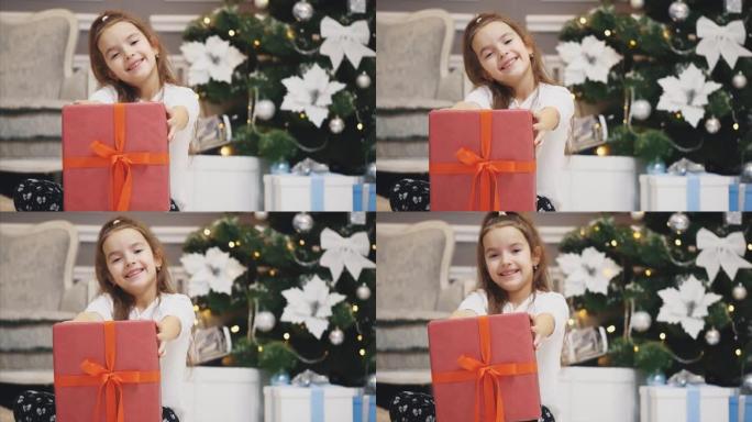 特写广告视频，小女孩得到了一个礼品盒，并在圣诞节背景下将其呈现在镜头前。