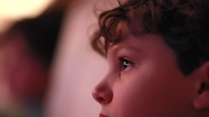儿童看电视屏幕肖像特写小男孩晚上盯着屏幕