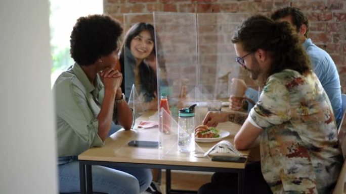午休的年轻同事外国人吃饭聊天视频素材