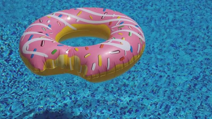 粉红色充气甜甜圈漂浮在游泳池4K