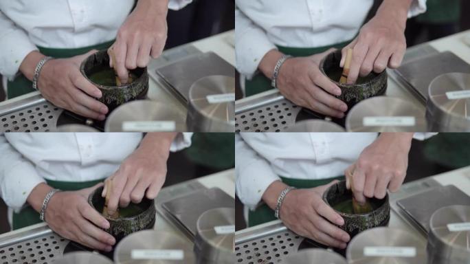 绿茶抹茶配传统竹制搅拌器。