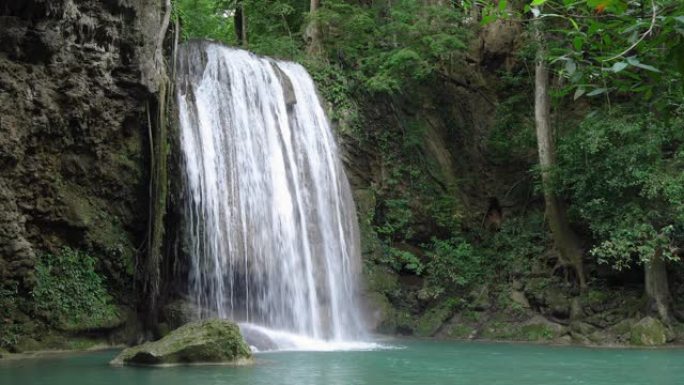 国家公园的四面湾瀑布三级，泰国北碧府著名的旅游胜地。