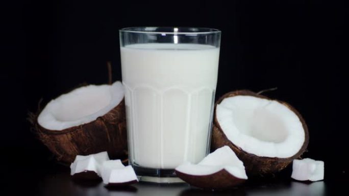 椰子片的椰奶慢慢旋转。