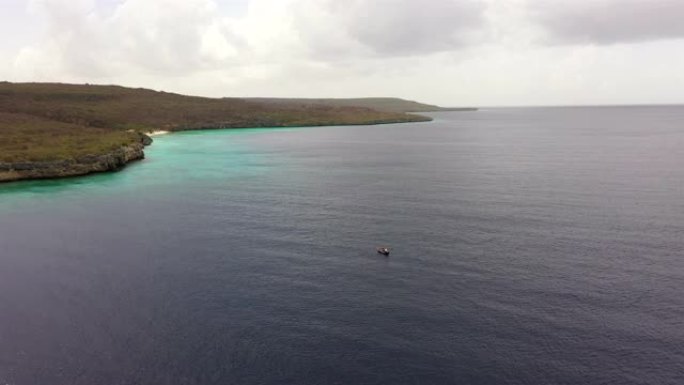 加勒比海库拉索岛海岸的鸟瞰图，碧绿的水，悬崖，海滩和卡斯阿宝周围美丽的珊瑚礁