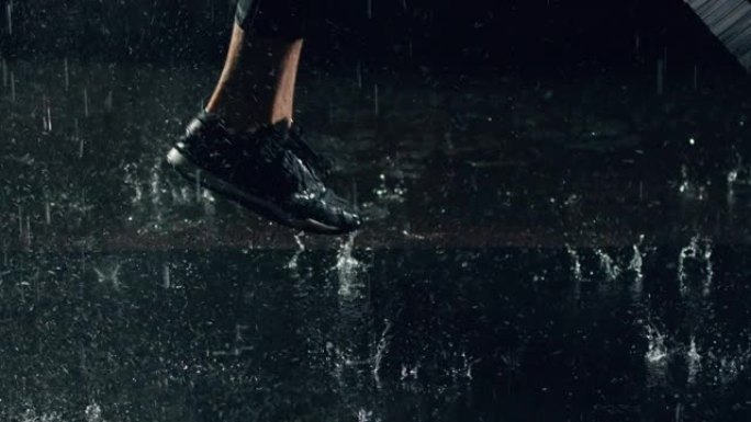 运动男子在雨中跳绳
