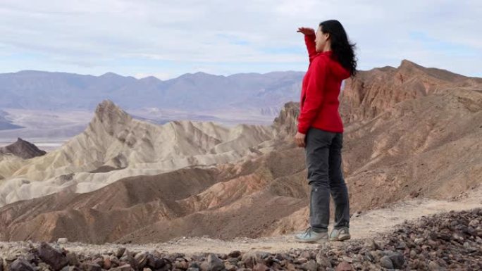 亚洲妇女在死亡谷徒步旅行