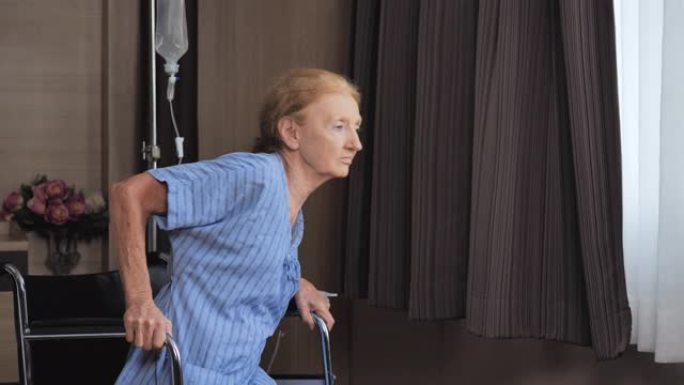 在医院试图从轮椅上站起来的资深病人。
