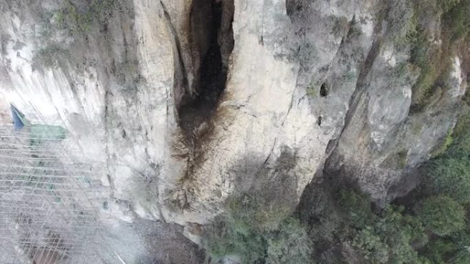 从山顶洞穴中出现了一群蝙蝠的头顶无人机射击