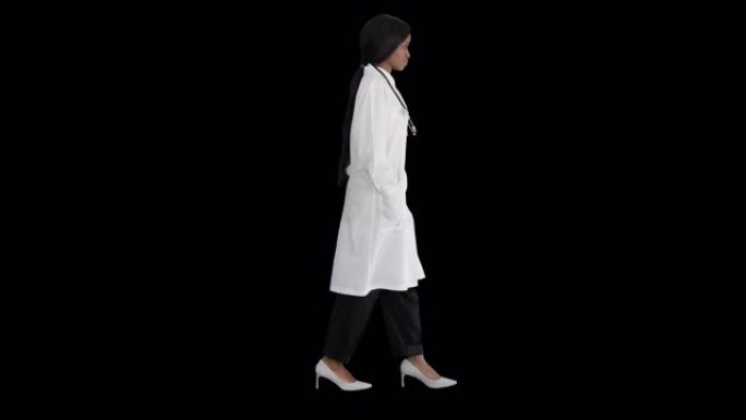 悲伤的非洲裔美国女医生双手插在口袋里走路，阿尔法频道