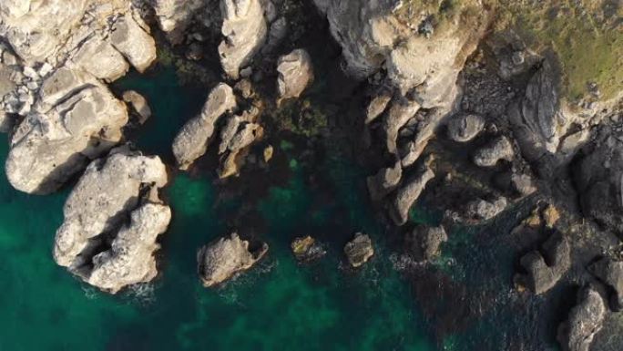 岩石黑海海岸的鸟瞰图