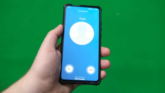 智能手机正在打来电话。我爸爸在打电话。