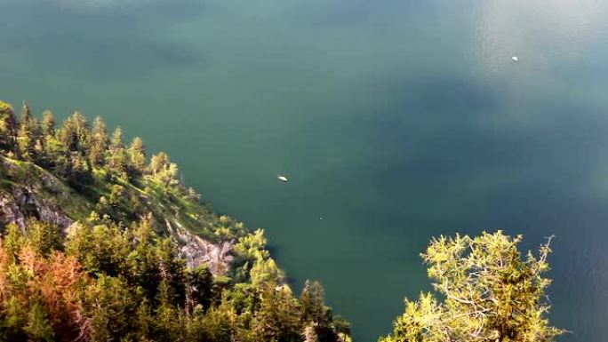 在阿尔卑斯山的Traunsee湖上漂浮的船的鸟瞰图。奥地利景观