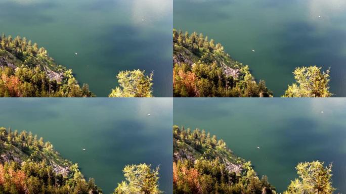 在阿尔卑斯山的Traunsee湖上漂浮的船的鸟瞰图。奥地利景观
