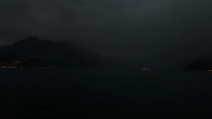 晚上在科莫湖，从贝拉焦出发，渡船横渡湖面